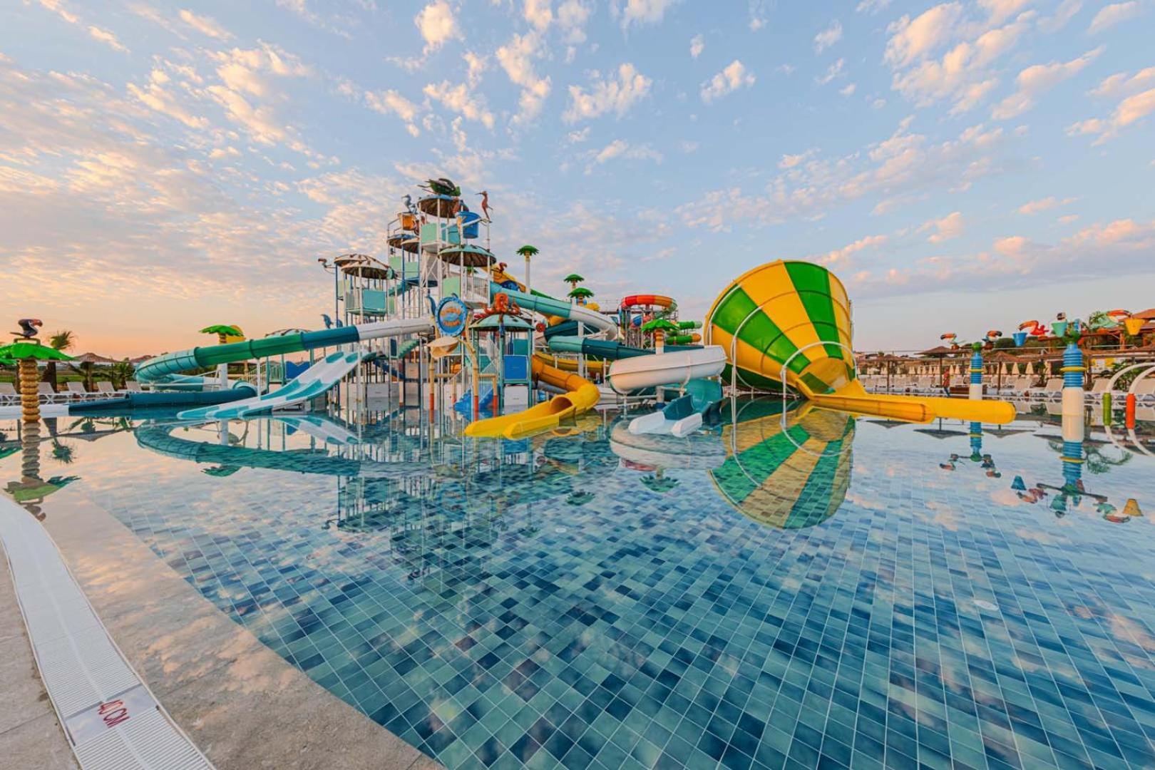 Dream Fun World Hotel Side Exterior foto