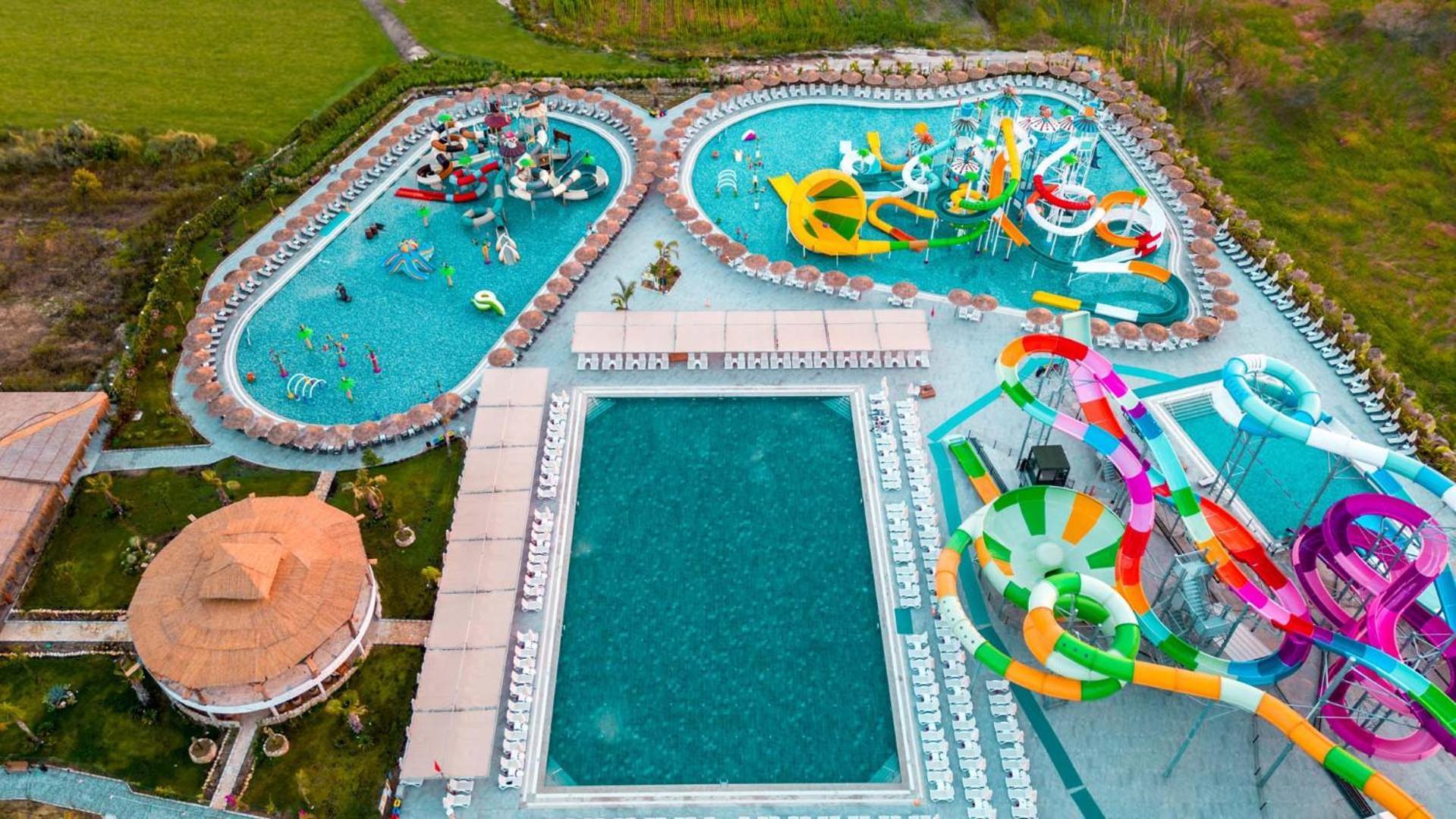Dream Fun World Hotel Side Exterior foto
