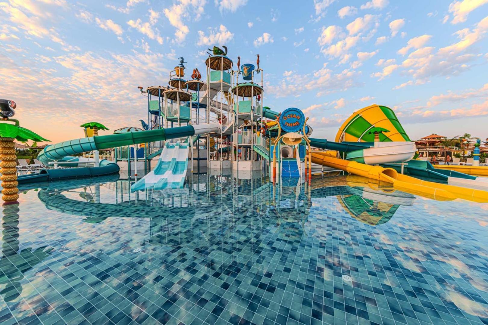 Dream Fun World Hotel Side Exterior foto