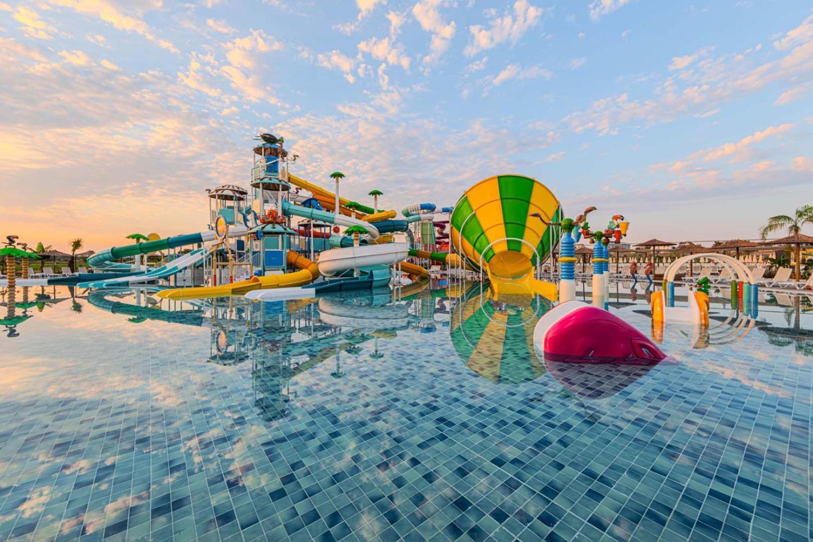 Dream Fun World Hotel Side Exterior foto