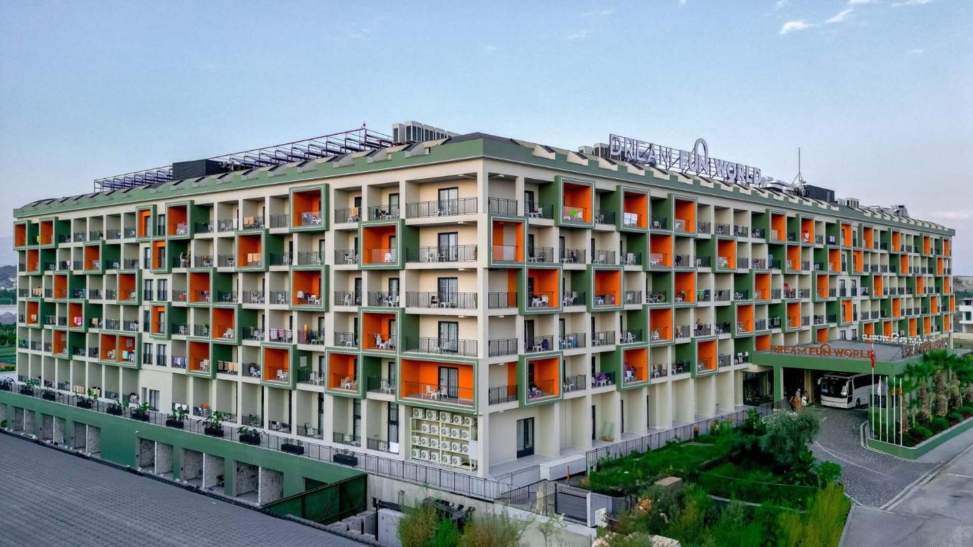 Dream Fun World Hotel Side Exterior foto